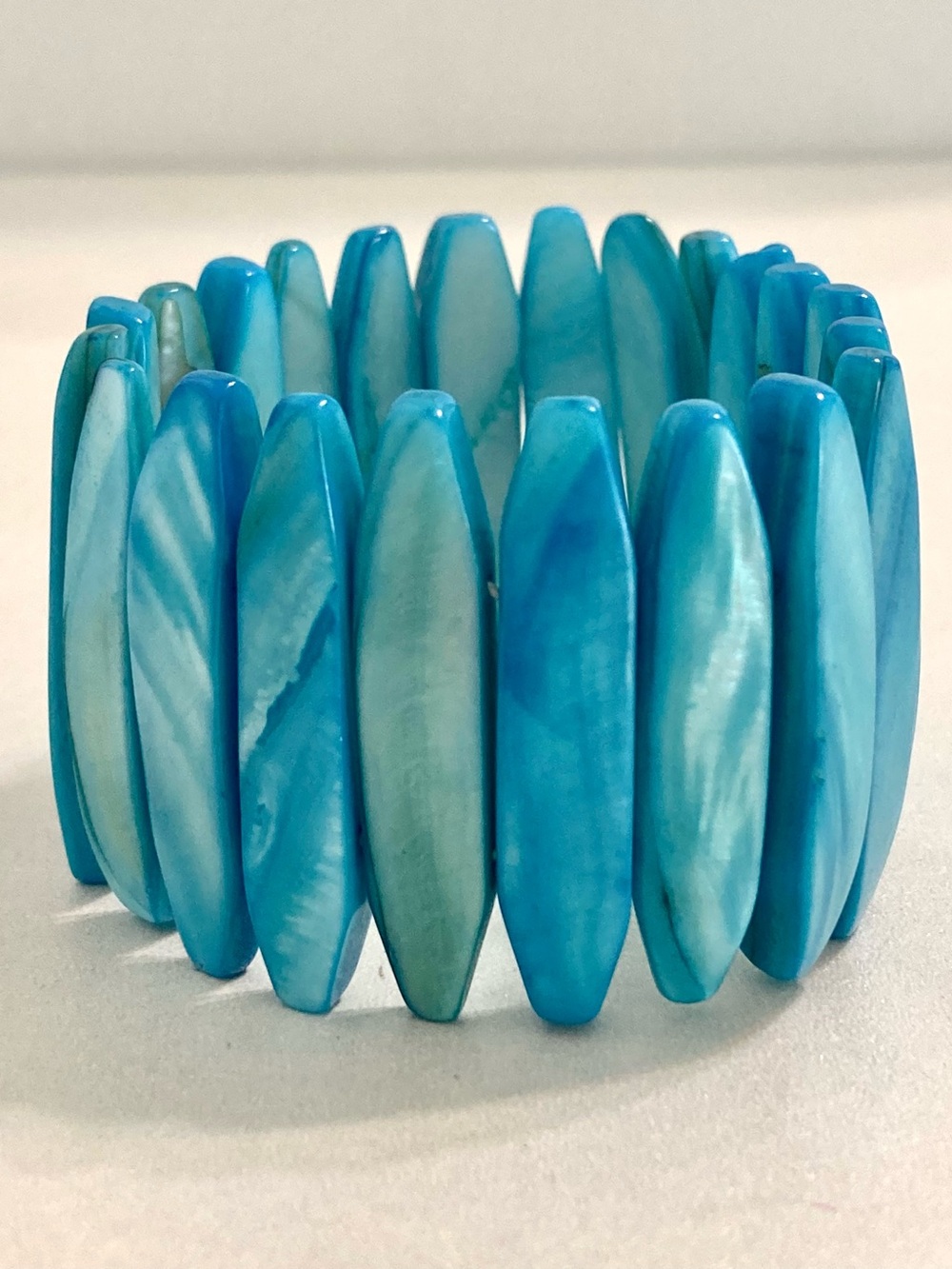 NWOT. Blue Shell look chunky Statement Stretch Bracelet beach vacation tropical